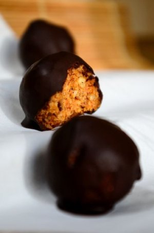 Trufle marchwiowo-orzechowe w czekoladzie