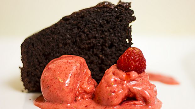 Przepis  czekoladowe ciasto z chili i sorbetem przepis