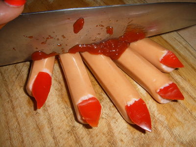 Krwiste paluszki, czyli hot dogi w wersji halloween