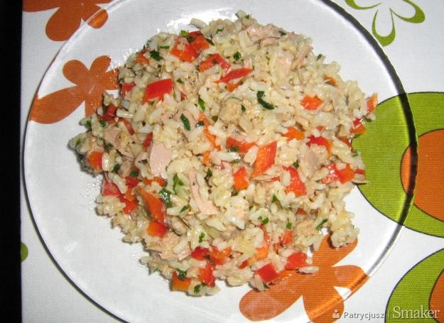 Sałatka z brązowego ryżu, tuńczyka i papryki
