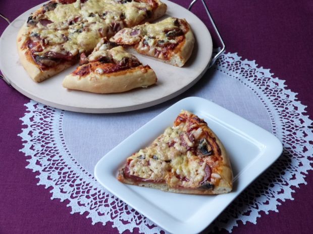 Szybka pizza z salami i pieczarkami (pizza)