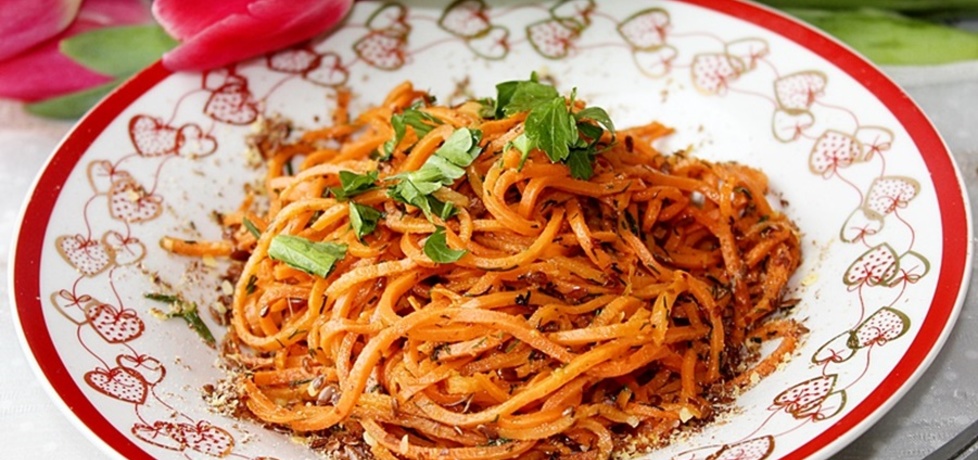 Spaghetti z marchewki z miodem, koperkiem i płatkami lnianymi ...