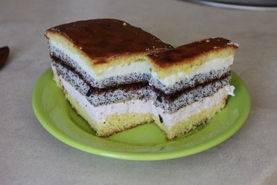 Kolorowe ciasto z makiem i pianką ptysiową
