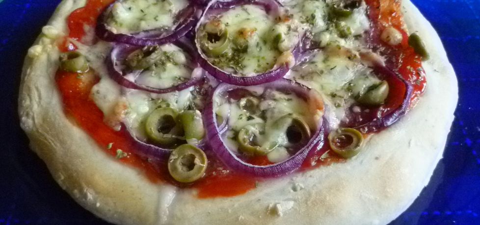 Pizza z salami i oliwkami (autor: krystyna32)