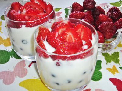 Galaretka jogurtowa z borówkami i truskawkami