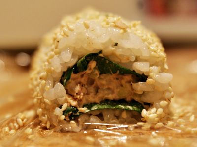 Roladki ryżowe z pastą z tuńczyka a'la sushi