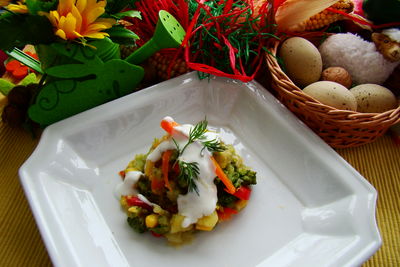 Warzywa gotowane na parze z sosem czosnkowym