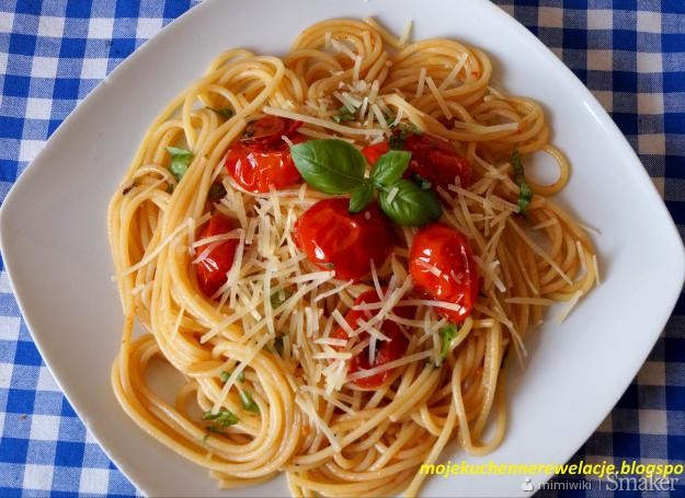 Spaghetti z pomidorami i czosnkiem