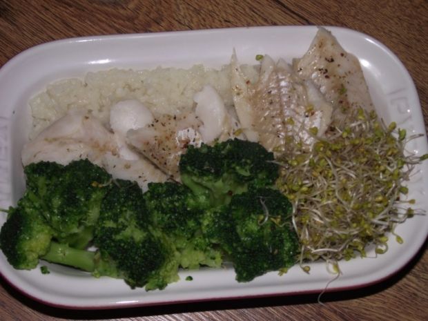 Przepis  ryba na parze z brokułem i kiełkami przepis