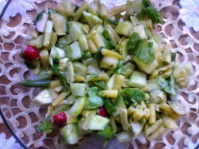 Letnia sałatka warzywna z fasolki i cukinii