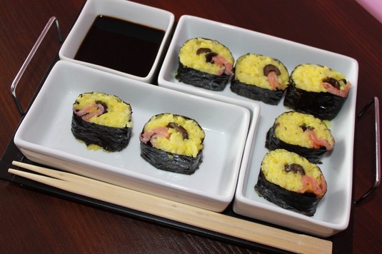 Kuchnia sródzimnomorska  sushi z łososiem