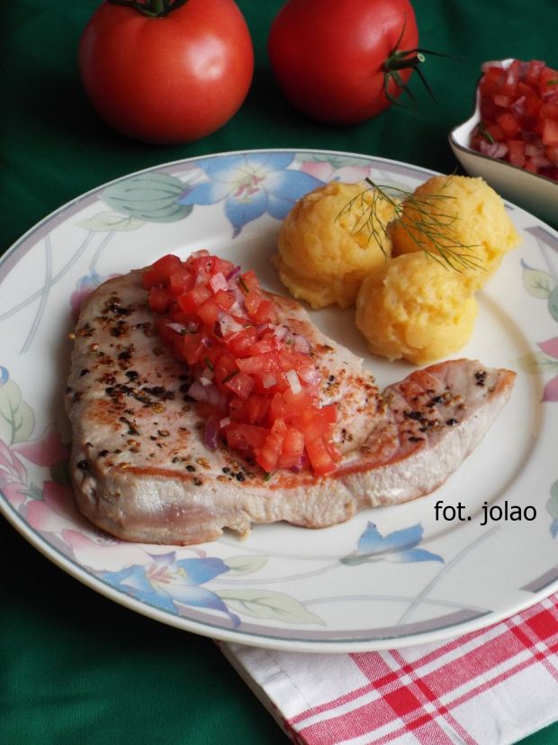 Przepis  stek z tuńczyka z salsą pomidorową przepis