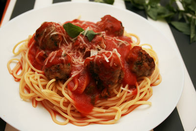 Spaghetti z pulpetami w sosie pomidorowym