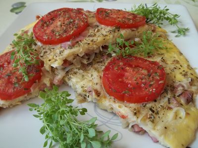 Makaronowy omlet z kiełbasą i pomidorem