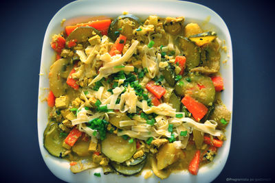 Wegańska zupa curry z noodle