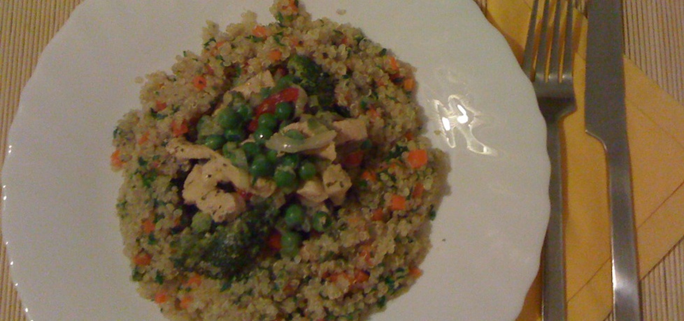 Komosa ryżowa (quinoa) z kurczakiem i duszonymi warzywami ...