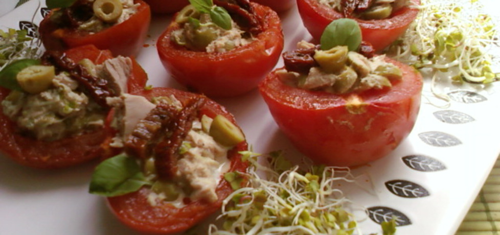 Pomidory faszerowane sałatką z tuńczyka, oliwek i kiełków (autor ...
