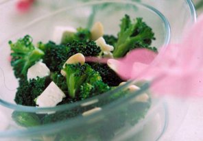 Sałatka z brokułów z fetą  prosty przepis i składniki