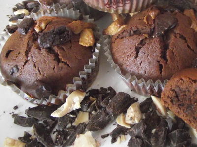 Muffinki czekoladowe posypane czekoladą