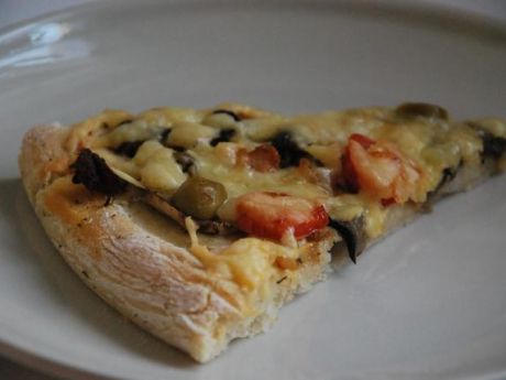 Przepis  pizza z oliwkami i pomidorkami przepis