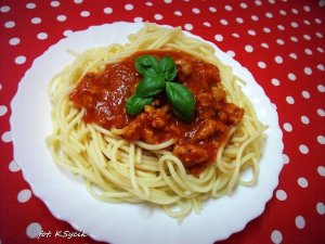 Spaghetti z sosem pomidorowo-paprykowym