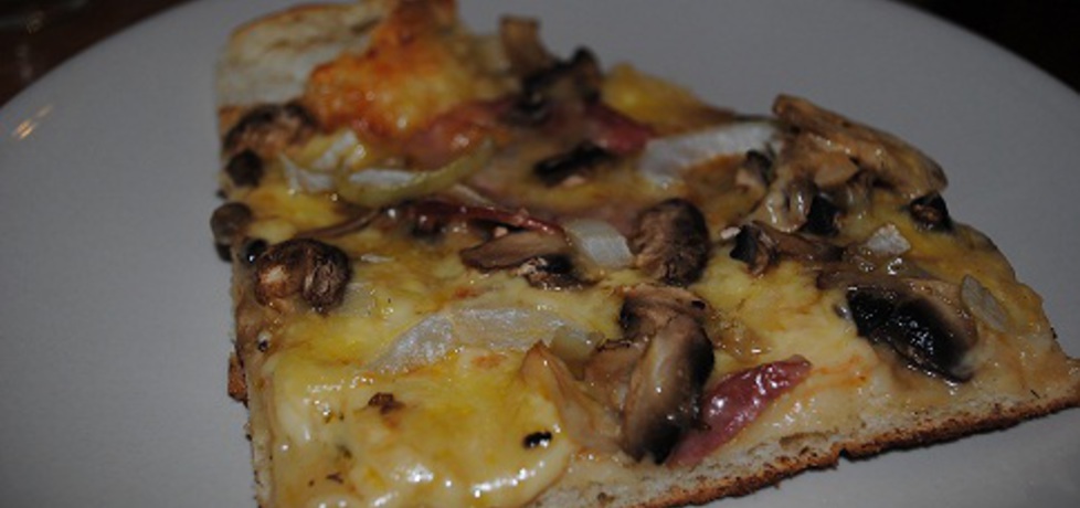 Pizza z pieczarkami, cebulą i salami (autor: kecaj0075 ...