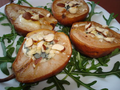 Grilowane gruszki z pleśniowym serem i orzechami