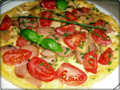 Omlet z pomidorkami i kiełbasą
