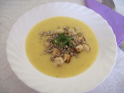 Zupa krem z białych warzyw z serkiem topionym