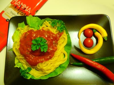 Spaghetti w ostrym sosie z filecikami z sardeli