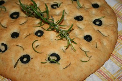 Focaccia z oliwkami i rozmarynem