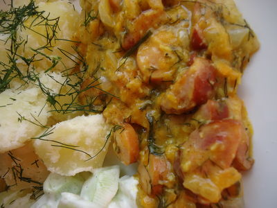 Kiełbasa i parówki z warzywami i sosem curry