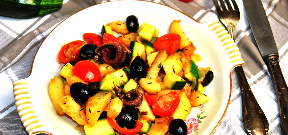 Ziemniaki z patelni z cukinią, pomidorami i oliwkami (autor: rng ...