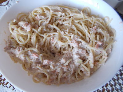 Włoskie spaghetti z wędzonym na zimno łososiem ...