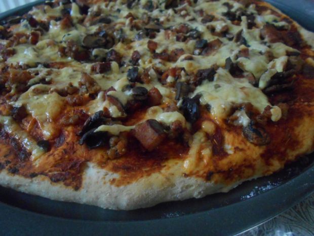 Przepis  pizza z kiełbasą i mięsem mielonym przepis