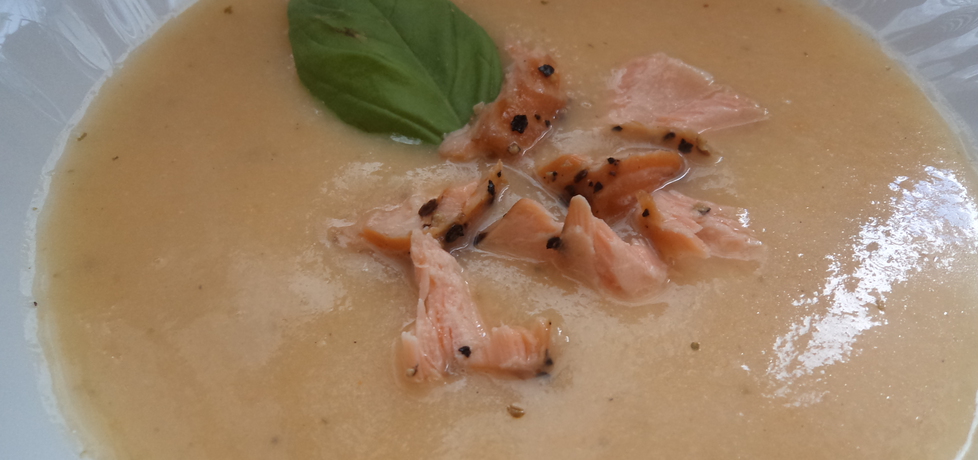 Zupa krem z kalafiora zaserwowana z wędzonym łososiem (autor ...