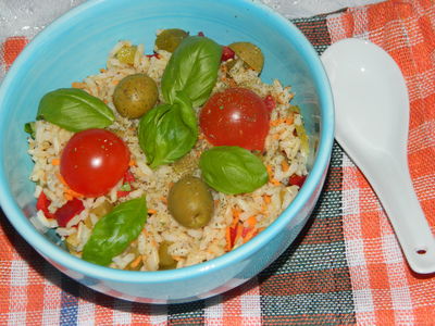 Sałatka z ryżem brązowym, papryką i ogórkiem