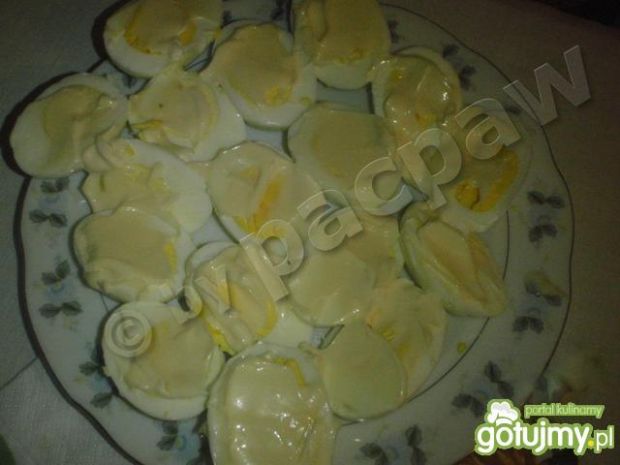 Przepis  jajka z sosem majonezowo