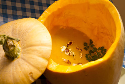 Halloweenowa zupa dyniowa z lesnymi grzybkami