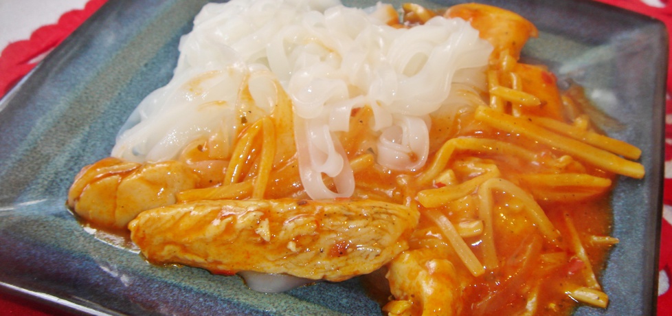 Makaron ryżowy z kurczakiem w słodkim sosie chilli (autor: justi2401 ...