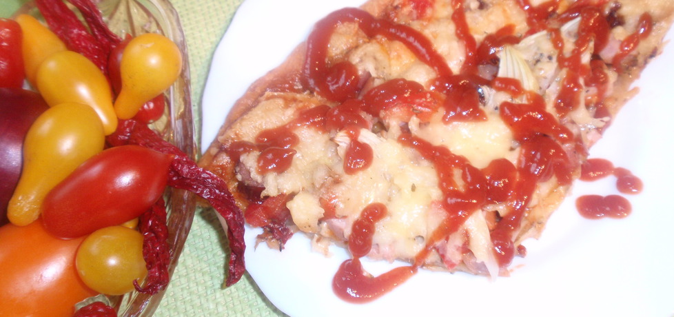 Pizza pełnoziarnista z sosem majonezowo ketchupowym (autor ...