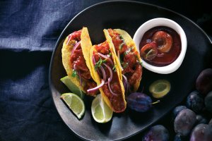 Wieprzowe tacos z keczupem śliwkowym