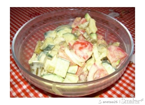 Prosta salatka warzywna z sosem jogurtowo