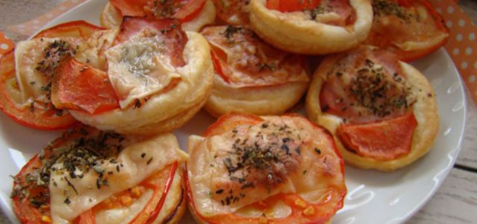 Małe pizze z pomidorem i serkiem (autor: iwa643)
