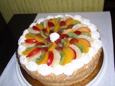 Tort smietanowy z owocami