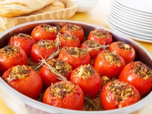 Pomidory faszerowane makaronem, mięsem i fetą