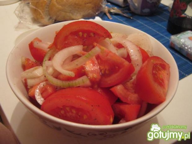 Przepis  szybka surówka z pomidorów i cebuli przepis