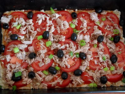 Pizza z tuńczykiem i oliwkami