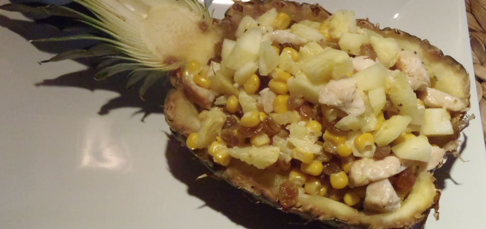 Sałątka z rodzynkami podana w ananasie (autor: magula ...