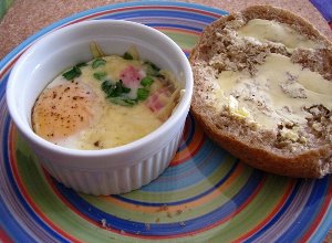 Jajka zapiekane z szynką, szczypiorem i serem